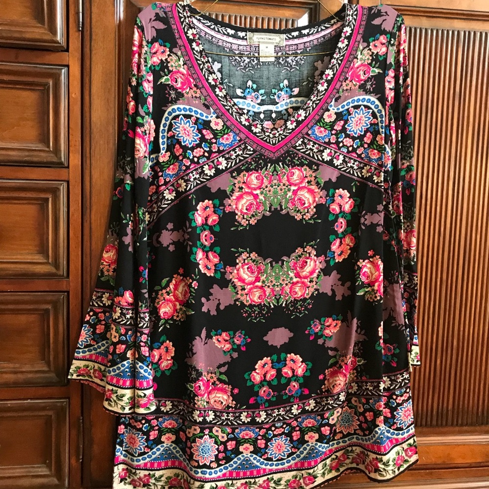Flying Tomato Bell sleeved tunic. Sz M